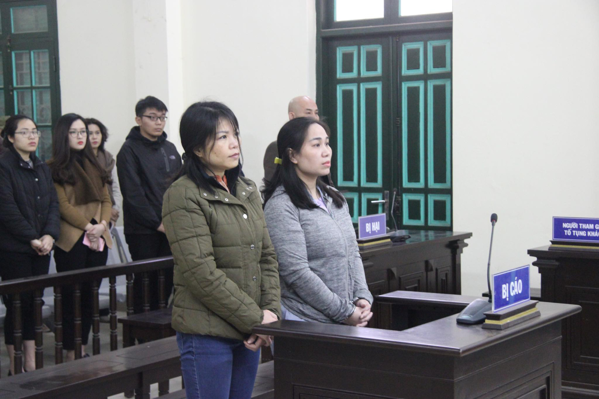 CLIP: Hoãn tòa xử vụ cựu thượng úy công an bày kế tống người vào tù bằng ma tuý để nhận 1 tỉ đồng