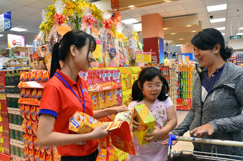 Hàng Tết vào mùa khuyến mãi đậm, giảm giá gần 50%