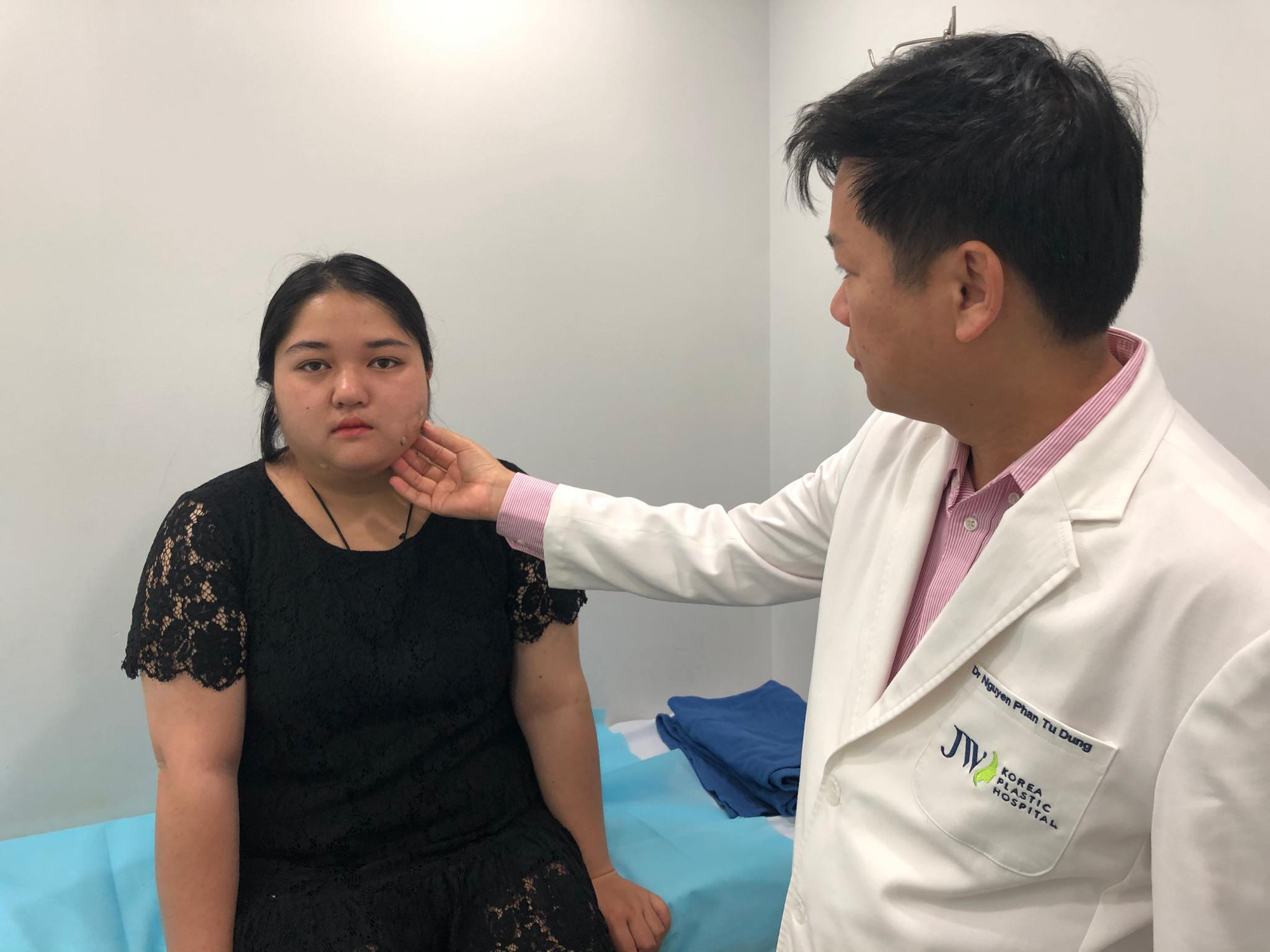 Cô gái vỡ òa hạnh phúc sau phẫu thuật đắp lỗ lõm sao hỏa trên mặt - Ảnh 2.