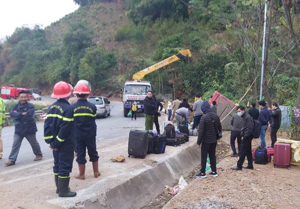 Xe giường nằm bay ra khỏi quốc lộ, 41 hành khách hoảng loạn, la hét - Ảnh 1.