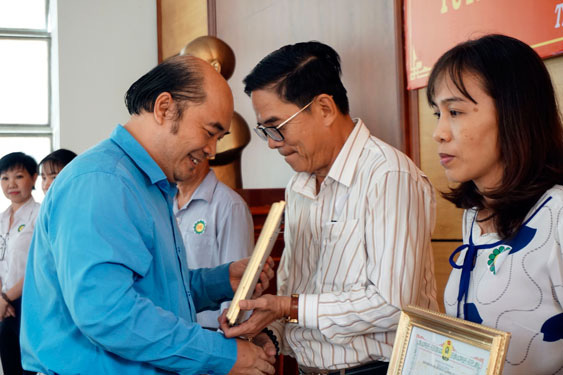 Tuy&ecirc;n dương gương s&aacute;ng đảng vi&ecirc;n - Ảnh 1.