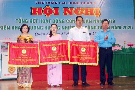 Gần 2,3 tỉ đồng chăm lo Tết cho đoàn viên - lao động