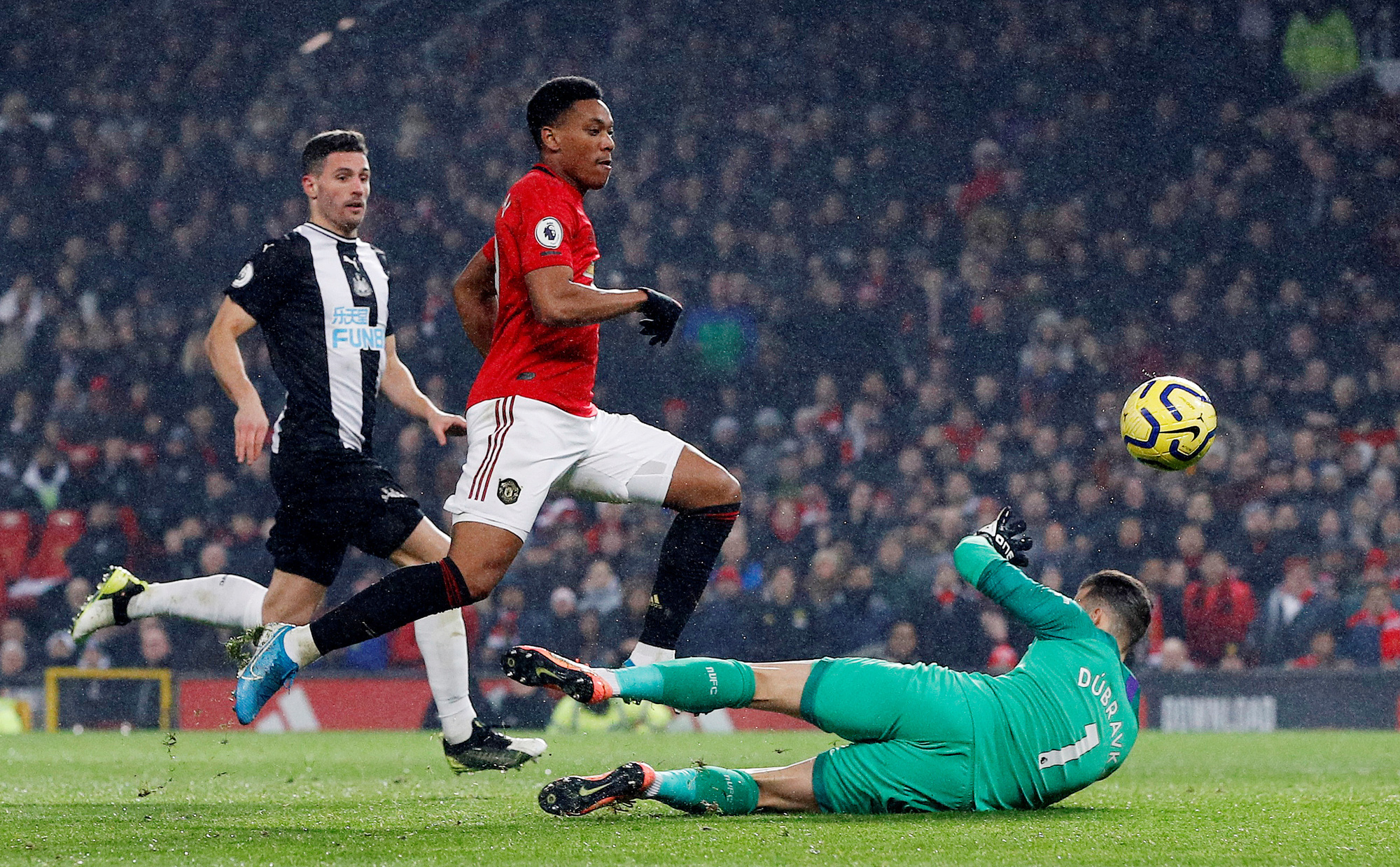 Newcastle dâng bàn thắng, Man United ngược dòng ngoạn mục - Ảnh 4.