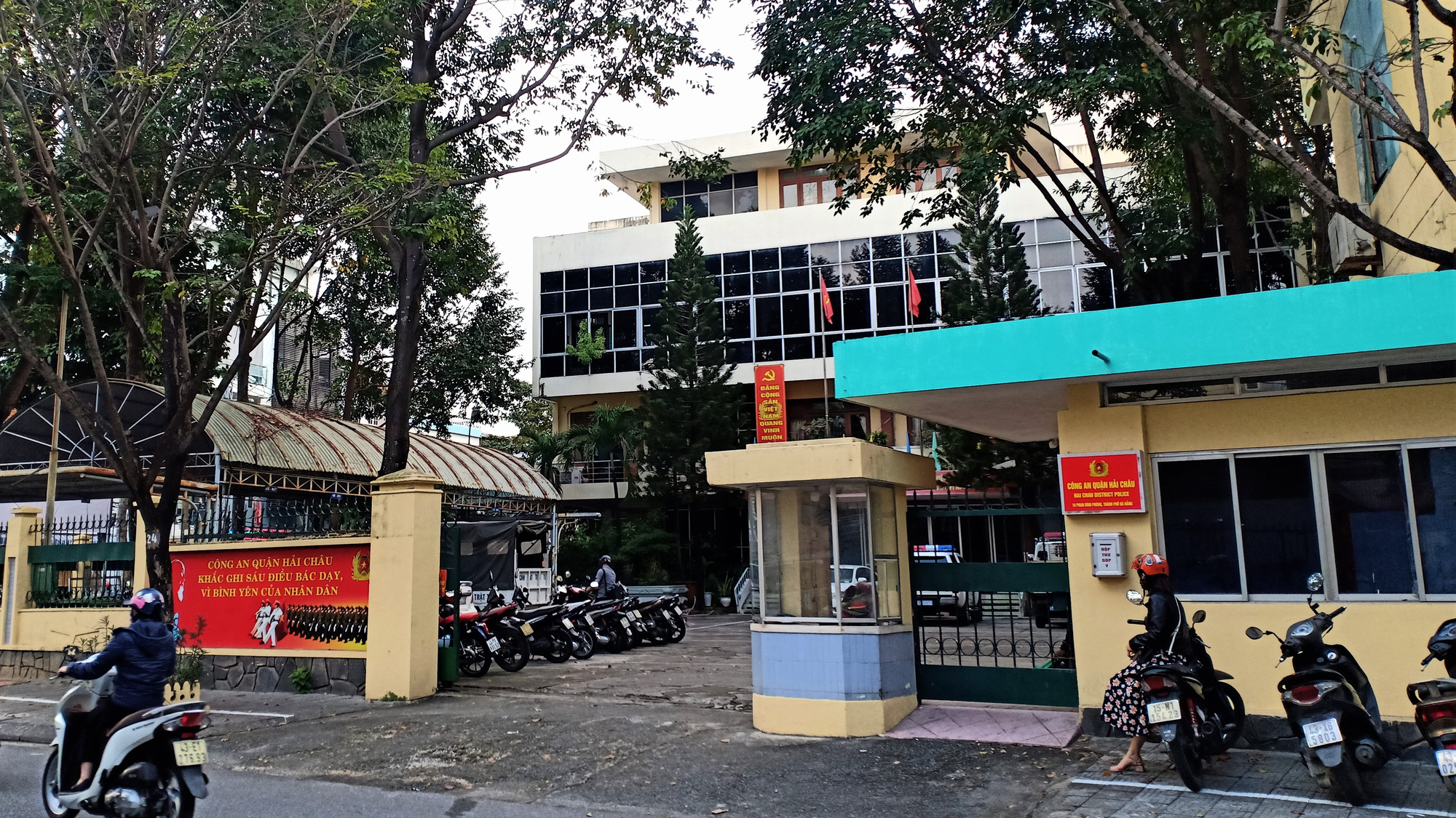 Vụ phụ huynh t&aacute;t gi&aacute;o vi&ecirc;n trong cuộc họp: Hai b&ecirc;n tiết lộ nguy&ecirc;n nh&acirc;n với C&ocirc;ng an - Ảnh 2.