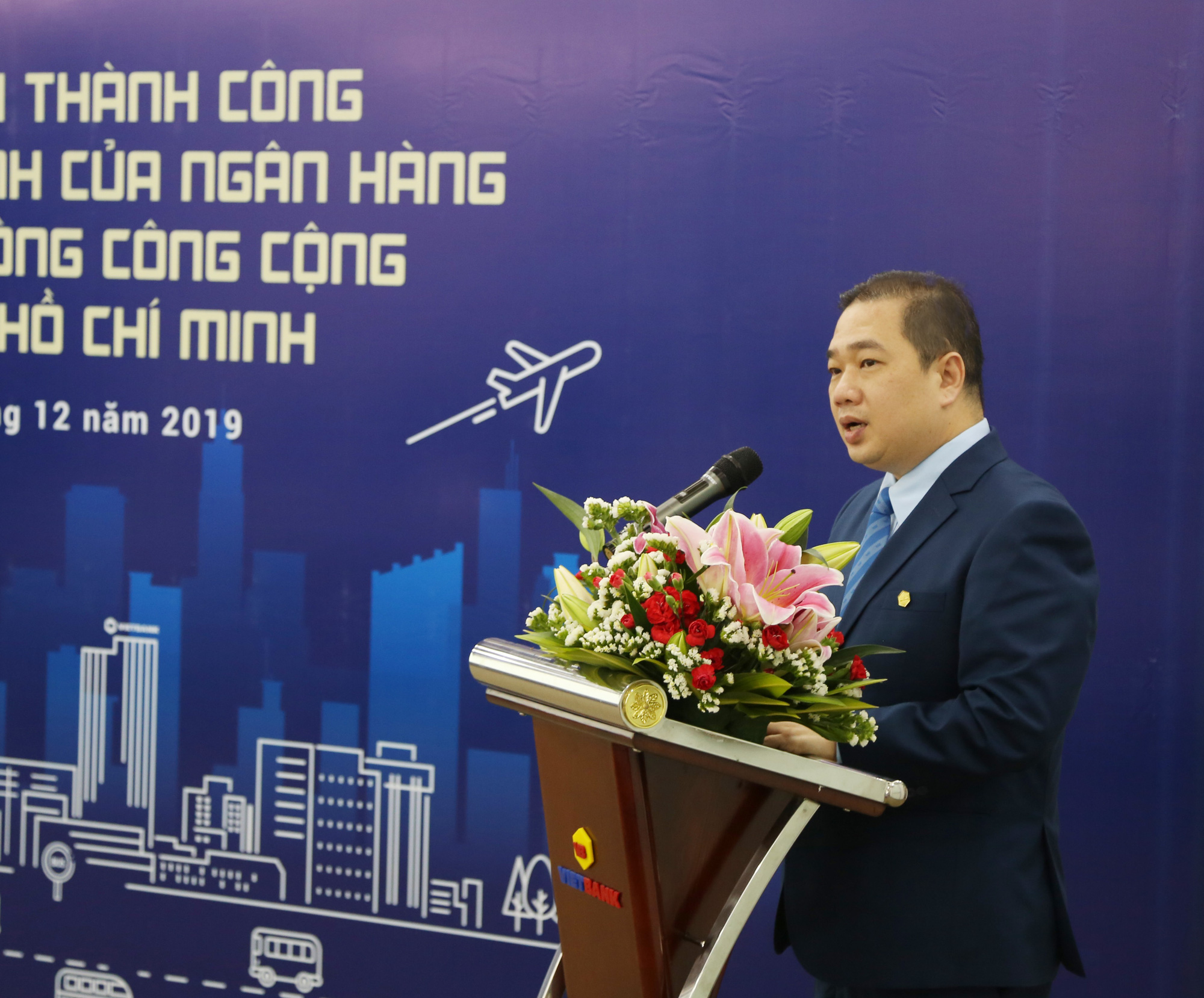 Ngân hàng đầu tiên chào sân thẻ thanh toán vé xe buýt công cộng - Ảnh 1.