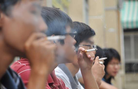 Một làn khói trắng...