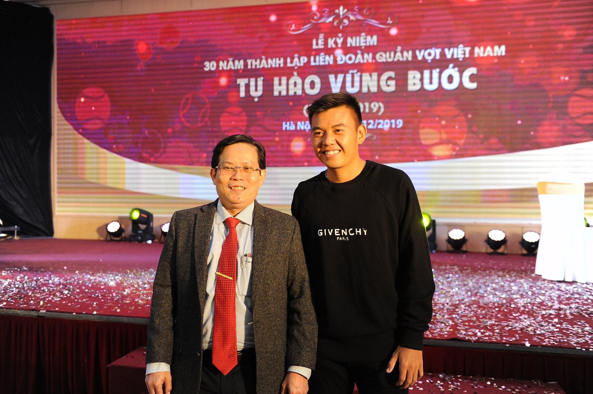 Lý Hoàng Nam nhận bằng khen của Thủ tướng Nguyễn Xuân Phúc, được đầu tư 2 tỉ đồng