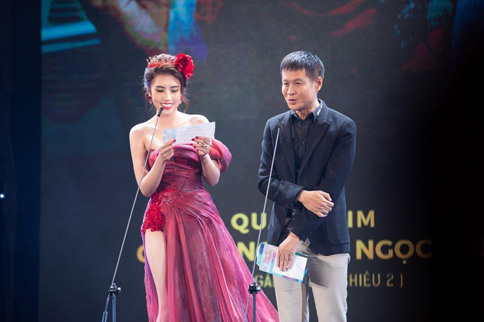 Người đẹp g&acirc;y sốc khi đọc nhầm t&ecirc;n quay phim th&agrave;nh từ nhạy cảm - Ảnh 1.