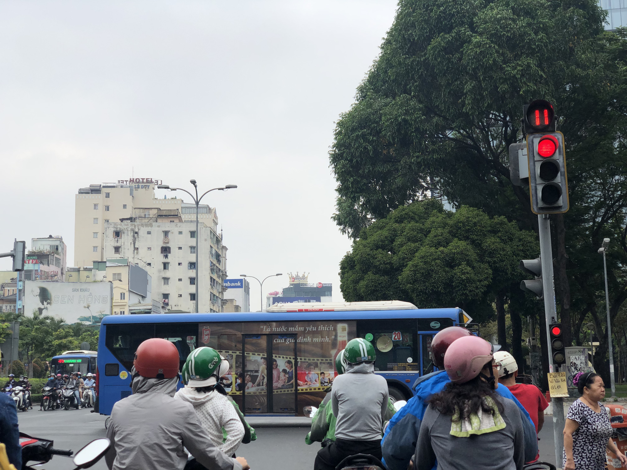 Cảnh b&aacute;o đỏ rực, bầu trời bụi mịn bao tr&ugrave;m TP HCM - Ảnh 5.