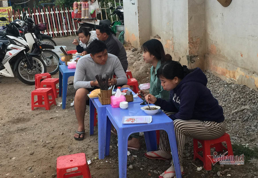 Người TP HCM dậy từ mờ sáng, đi chục km để ăn món đặc biệt - Ảnh 4.