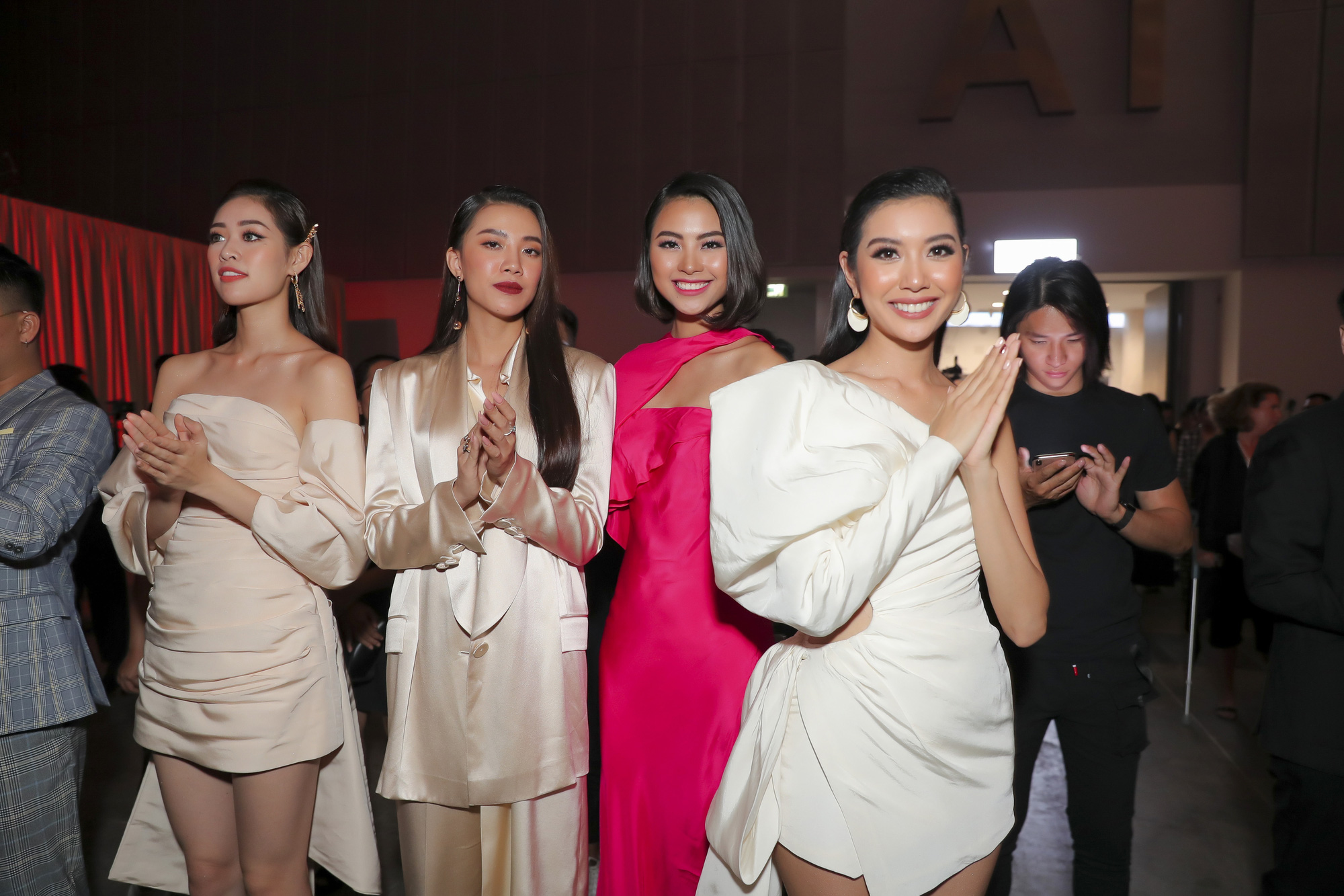 Sơn T&ugrave;ng M-TP g&acirc;y ch&uacute; &yacute; tại triển l&atilde;m thời trang Nguyễn C&ocirc;ng Tr&iacute; - Ảnh 5.