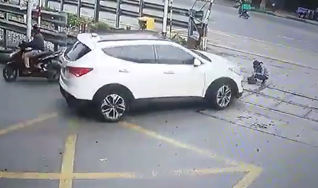 Clip: Kinh hoàng nhân viên đường sắt bị ô tô tông khi đang vệ sinh đường ray - Ảnh 1.