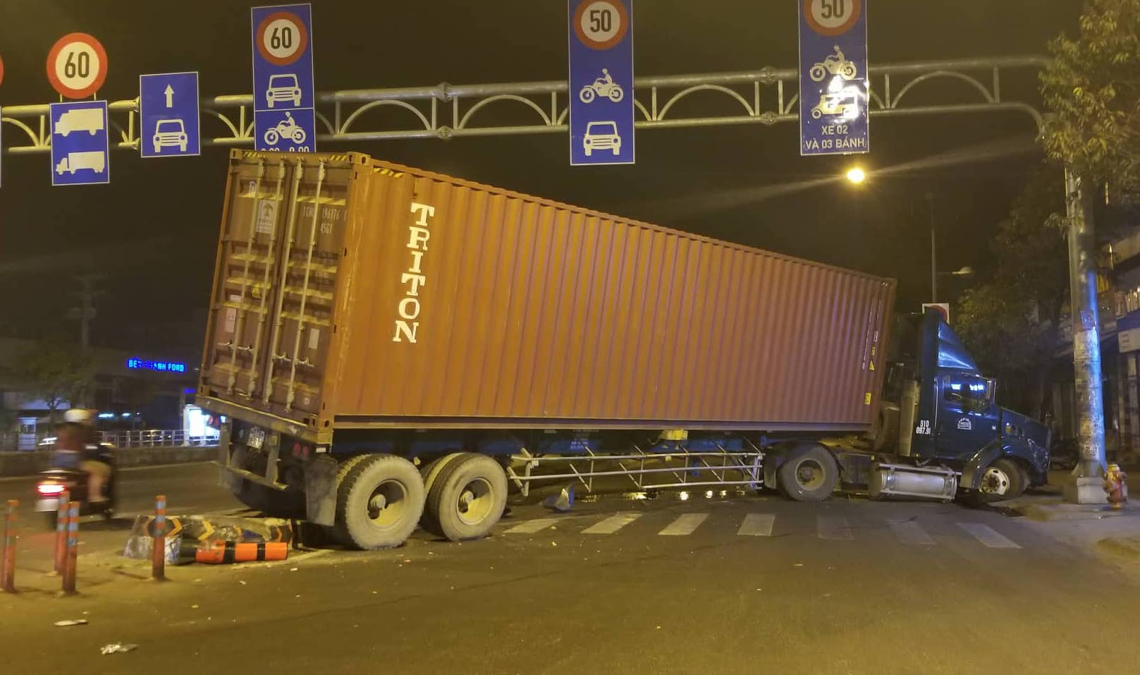 CLIP: Kinh hoàng xe container nổ lốp, phi thẳng qua làn xe máy ở TP HCM - Ảnh 4.
