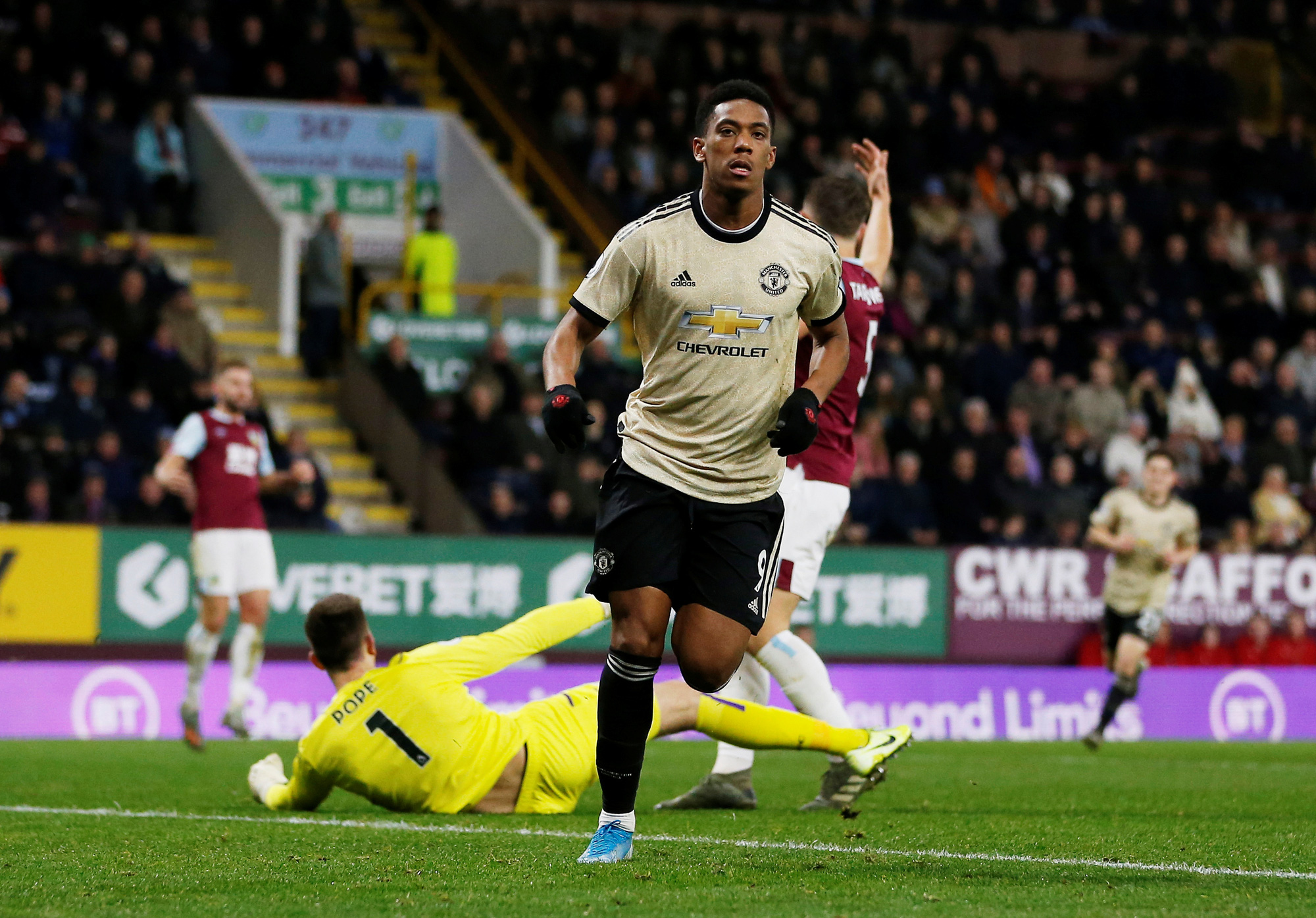 Chủ nh&agrave; Burnley tặng qu&agrave;, Man United v&agrave;o Top 5 - Ảnh 4.