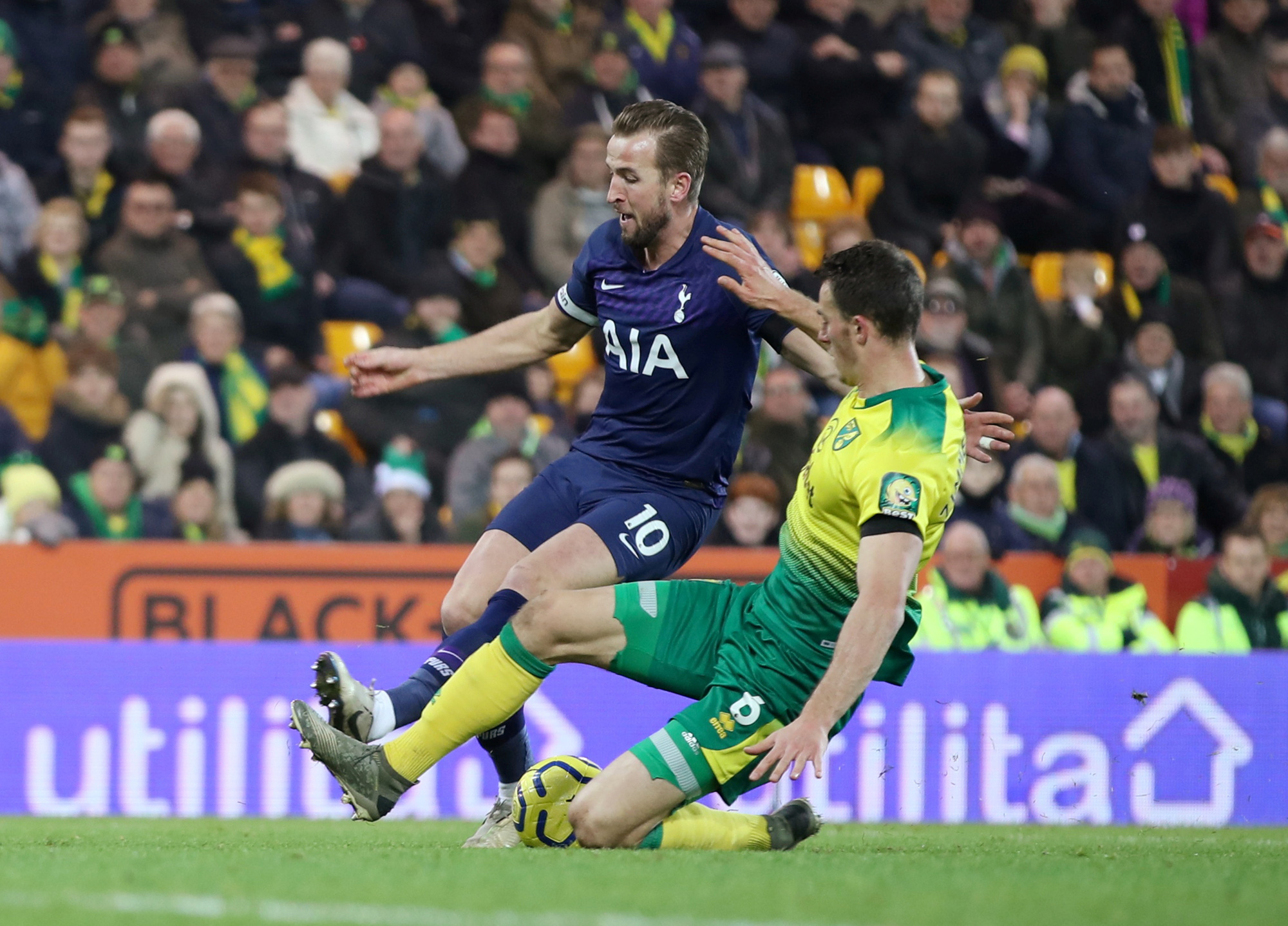Thoát hiểm nghẹt thở tại Carrow Road, Tottenham lỡ bước vào top 4