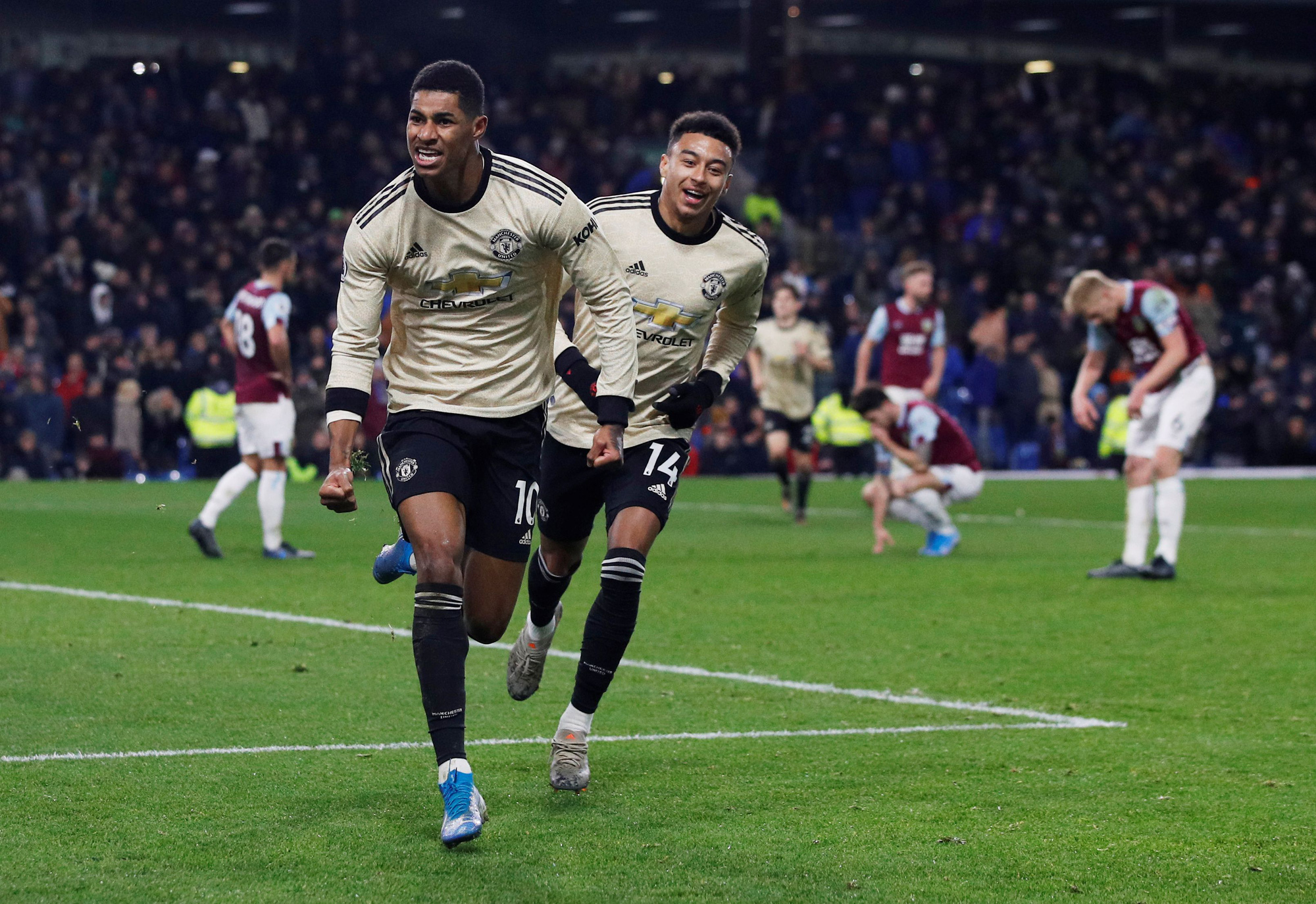 Chủ nh&agrave; Burnley tặng qu&agrave;, Man United v&agrave;o Top 5 - Ảnh 7.