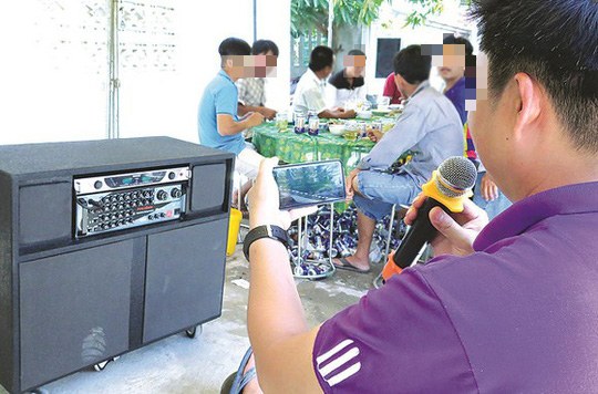 Nghi phạm đâm chết người vì hát karaoke quá lớn ra đầu thú