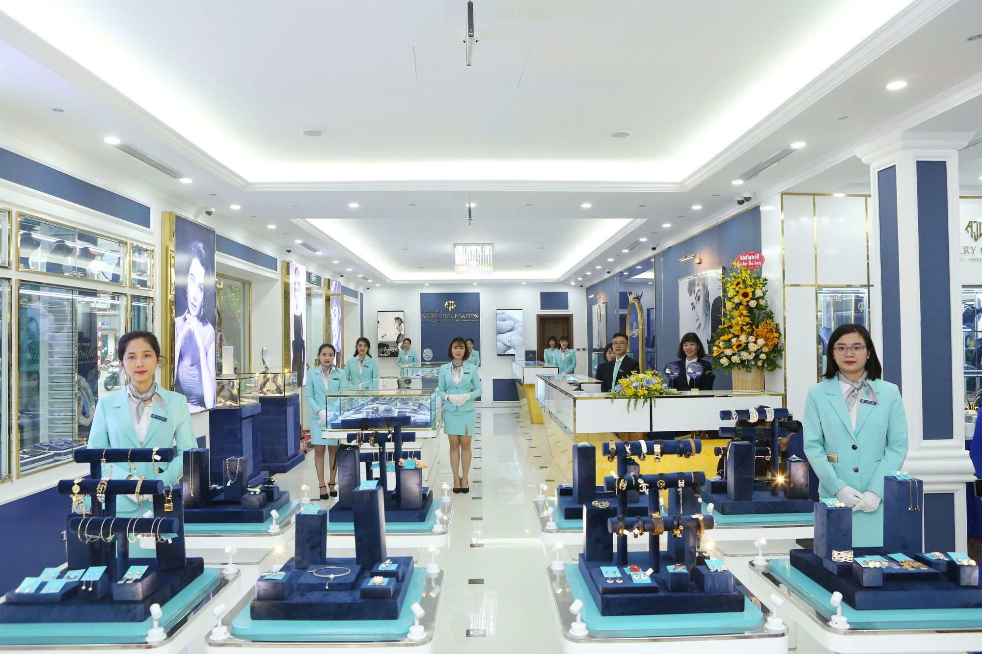 AJC khai trương Trung t&acirc;m V&agrave;ng bạc Đ&aacute; qu&yacute; Thời trang 98 Phố Huế - Ảnh 2.