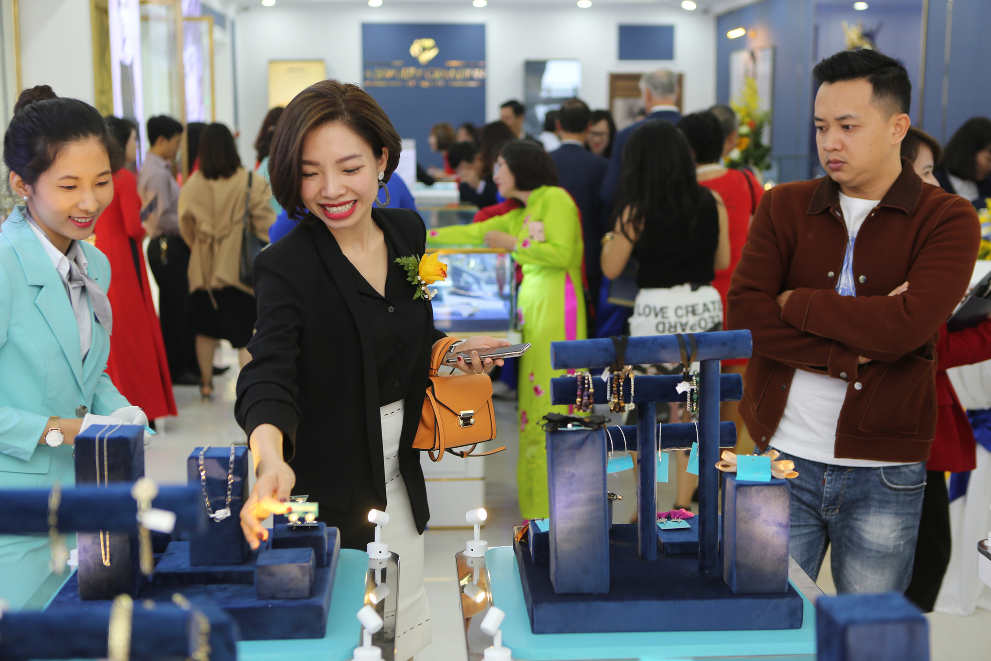AJC khai trương Trung t&acirc;m V&agrave;ng bạc Đ&aacute; qu&yacute; Thời trang 98 Phố Huế - Ảnh 3.