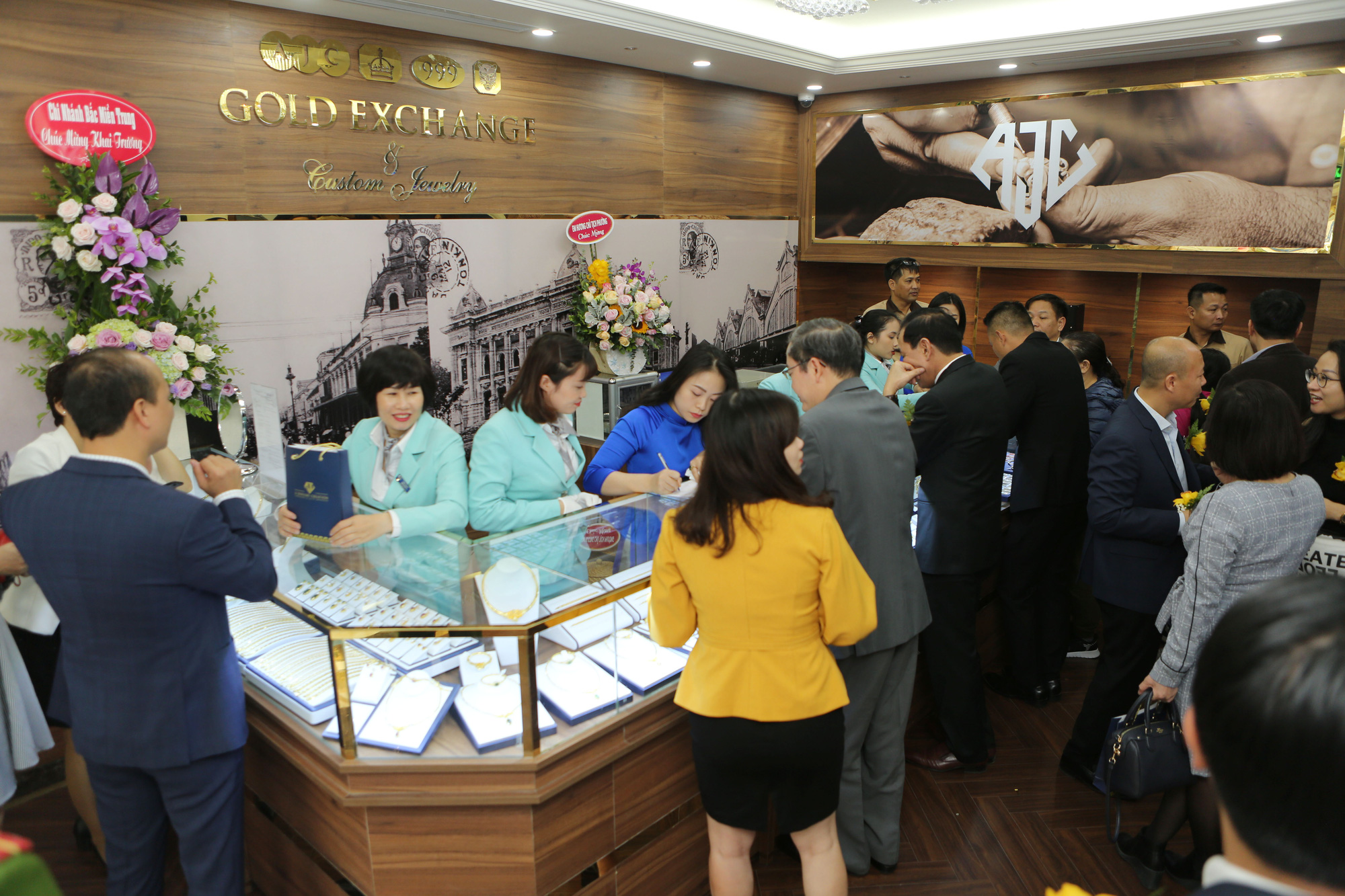 AJC khai trương Trung t&acirc;m V&agrave;ng bạc Đ&aacute; qu&yacute; Thời trang 98 Phố Huế - Ảnh 4.