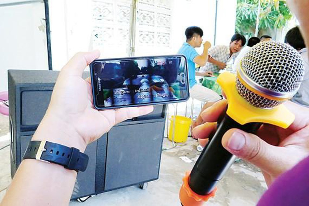 Hát karaoke "tra tấn" hàng xóm: Đừng để "chết lãnh nhách"!