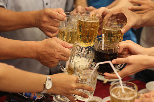 Ép người khác nhậu, xử lý cách nào?