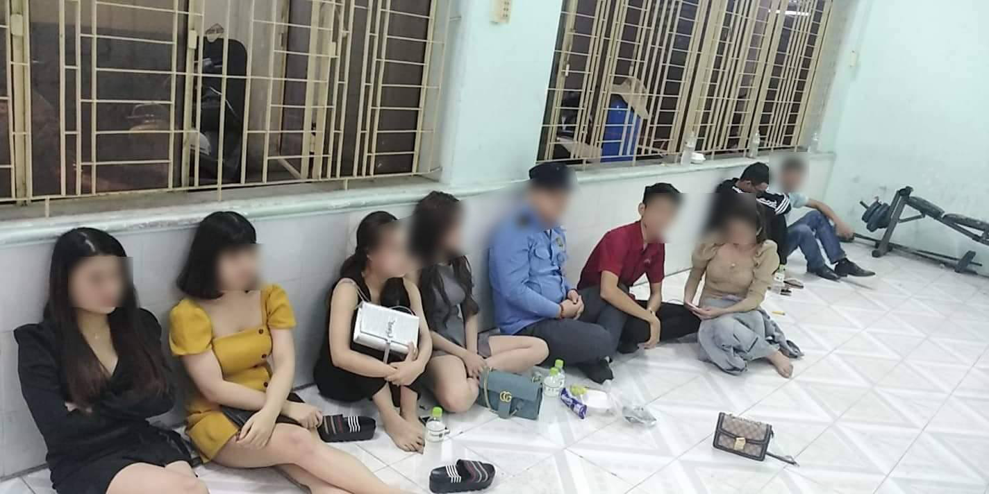 Hơn 100 nam thanh nữ tú bay lắc ở quán Dubai