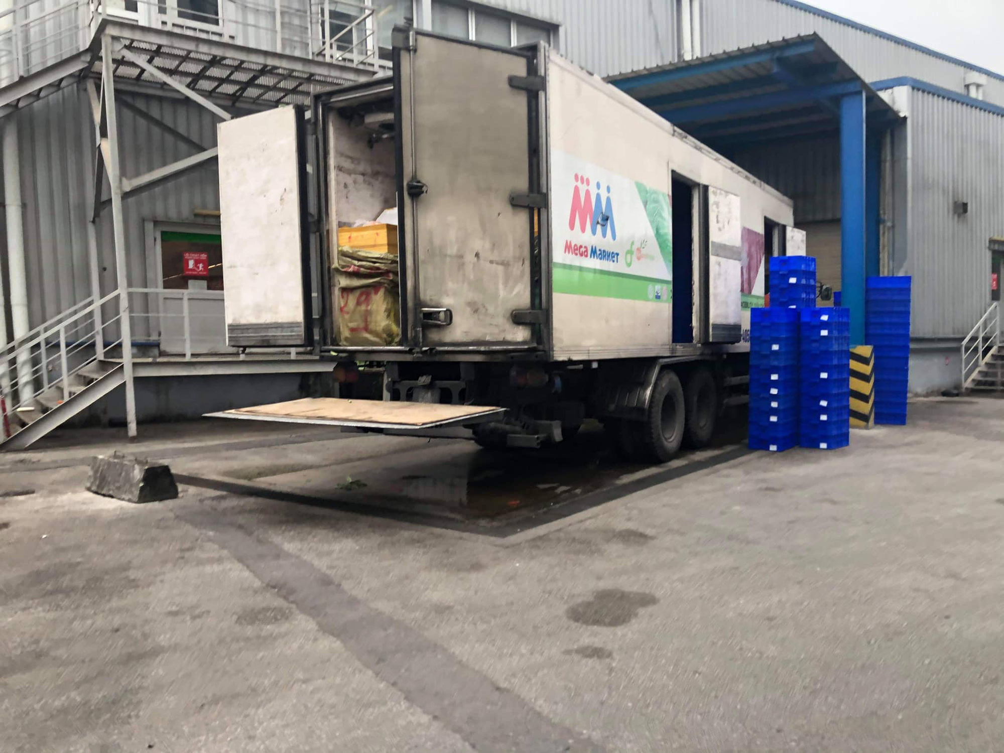 Xe si&ecirc;u thị MM Mega Market chở h&agrave;ng tấn thực phẩm đ&ocirc;ng lạnh nhập lậu? - Ảnh 1.