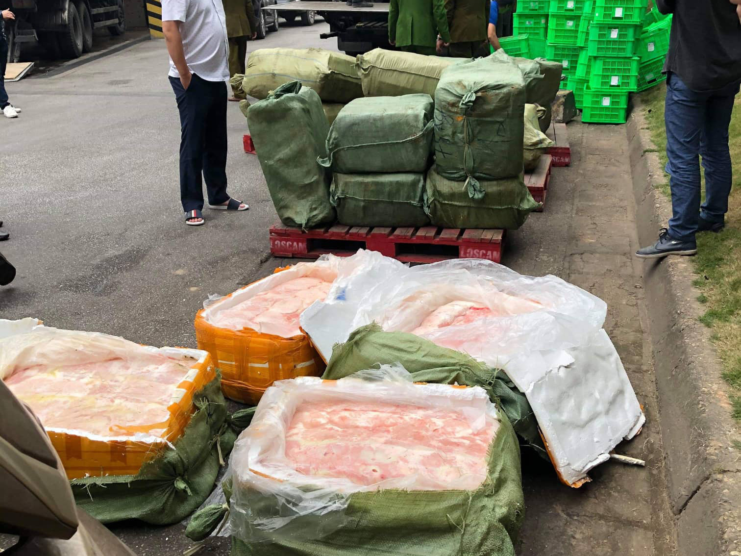 Xe siêu thị MM Mega Market chở hàng tấn thực phẩm đông lạnh nhập lậu?