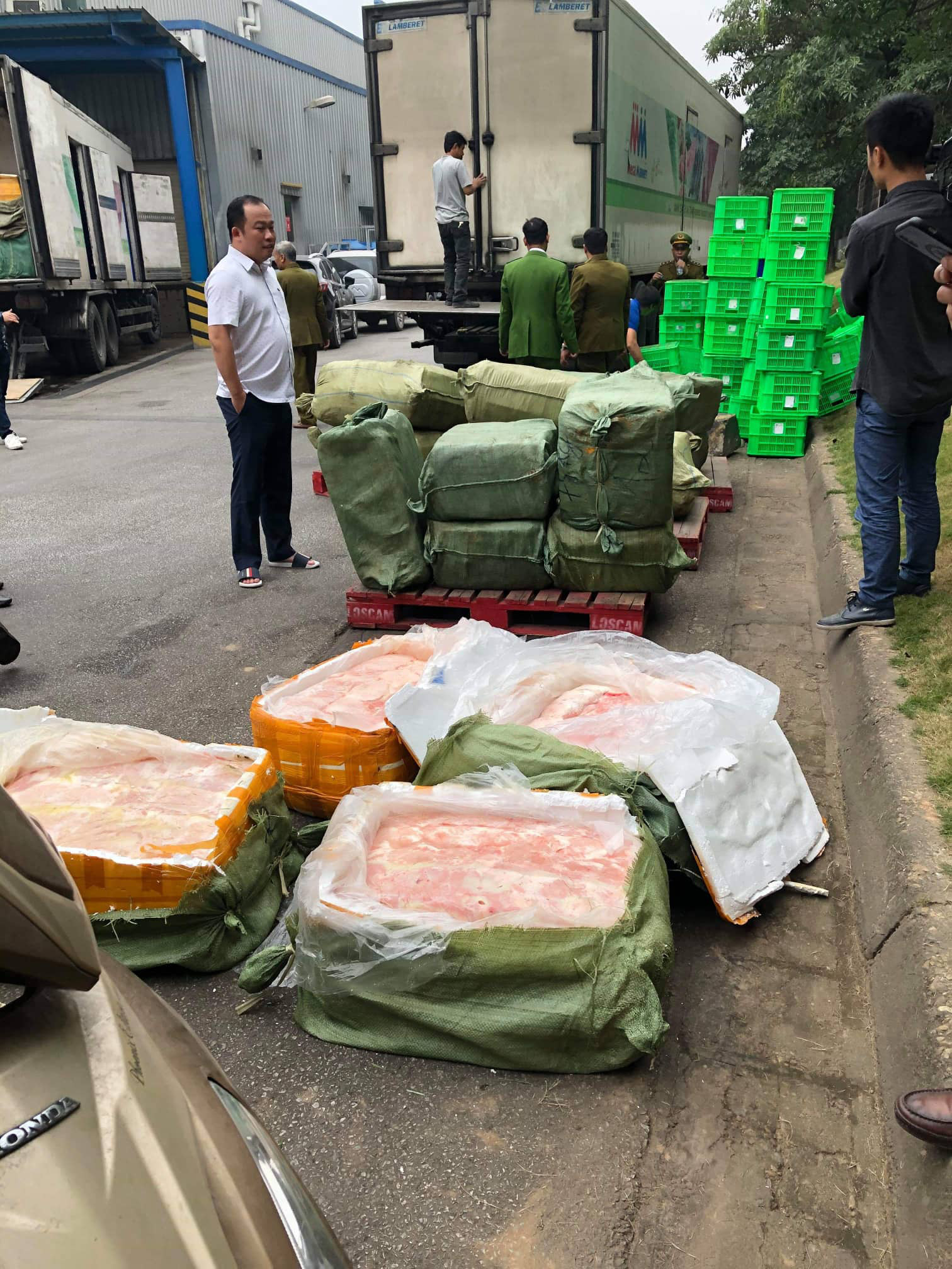 Xe si&ecirc;u thị MM Mega Market chở h&agrave;ng tấn thực phẩm đ&ocirc;ng lạnh nhập lậu? - Ảnh 3.