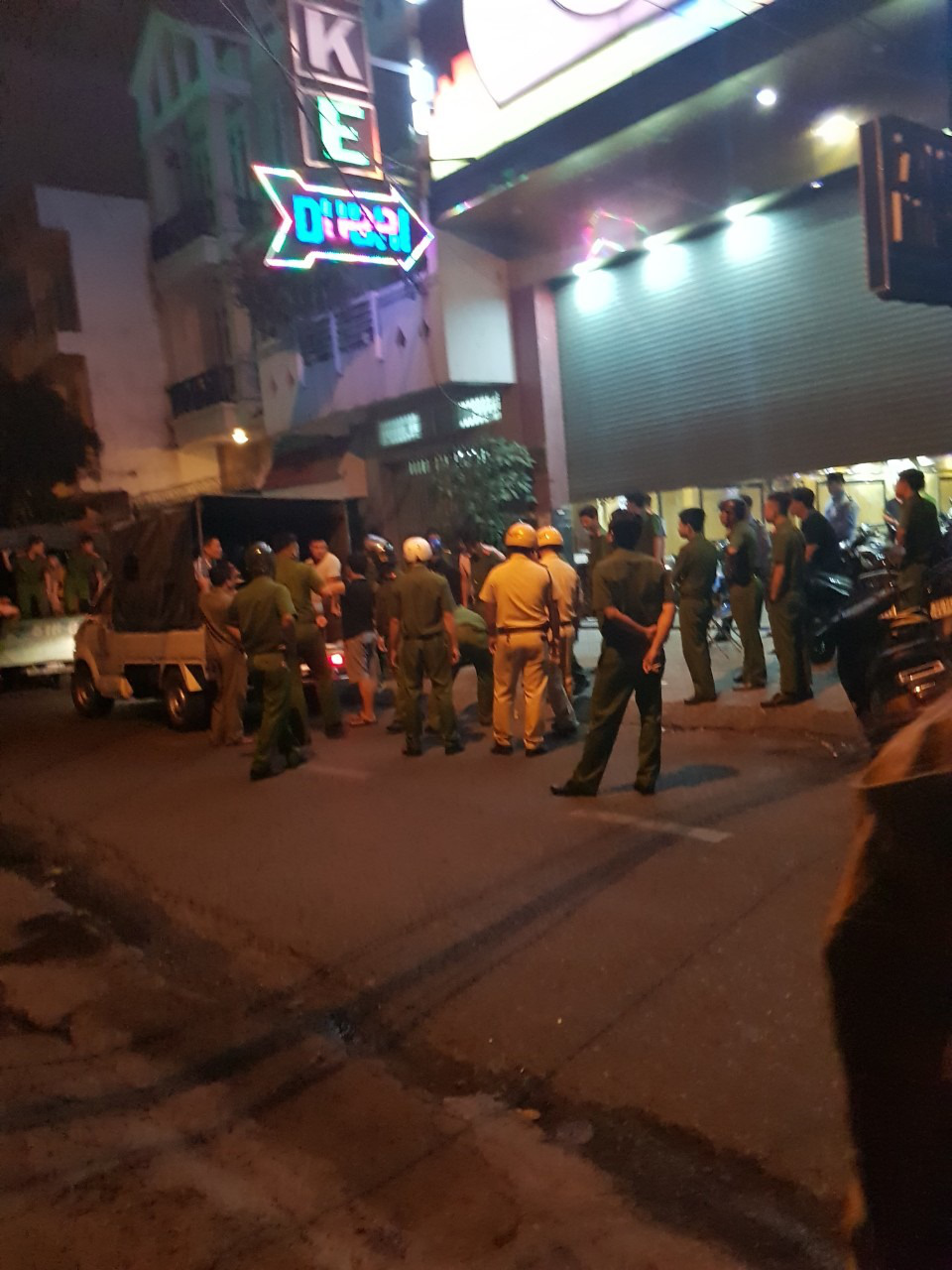 Hơn 100 nam thanh nữ tú bay lắc ở quán Dubai - Ảnh 2.