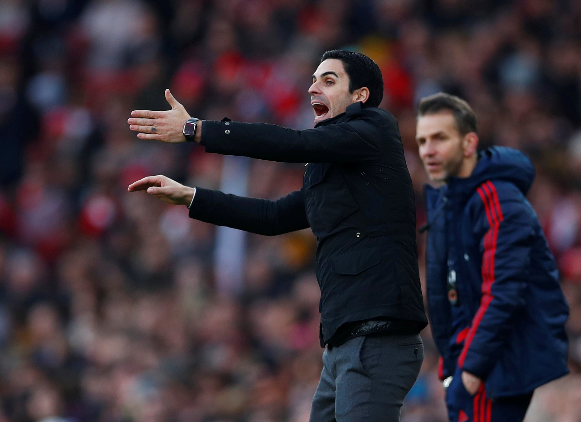 4 ph&uacute;t đi&ecirc;n rồ, Arsenal gục ng&atilde; s&acirc;n nh&agrave; trước Chelsea - Ảnh 1.