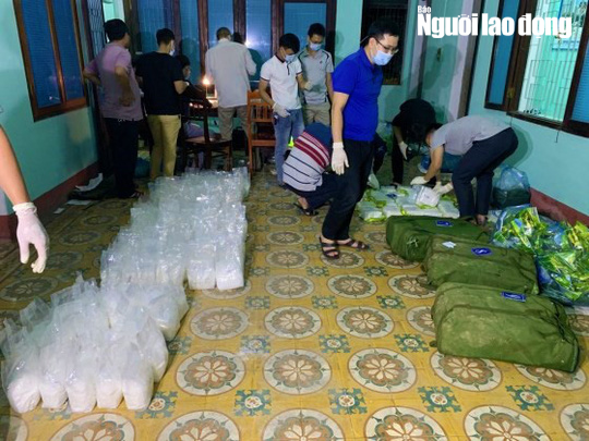 Truy bắt 2 nghi phạm vận chuyển gần 250kg ma túy bỏ trốn vào rừng - Ảnh 1.