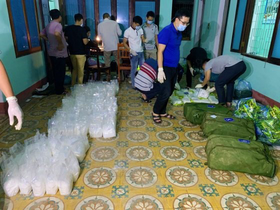 Truy bắt 2 nghi phạm vận chuyển gần 250kg ma túy bỏ trốn vào rừng