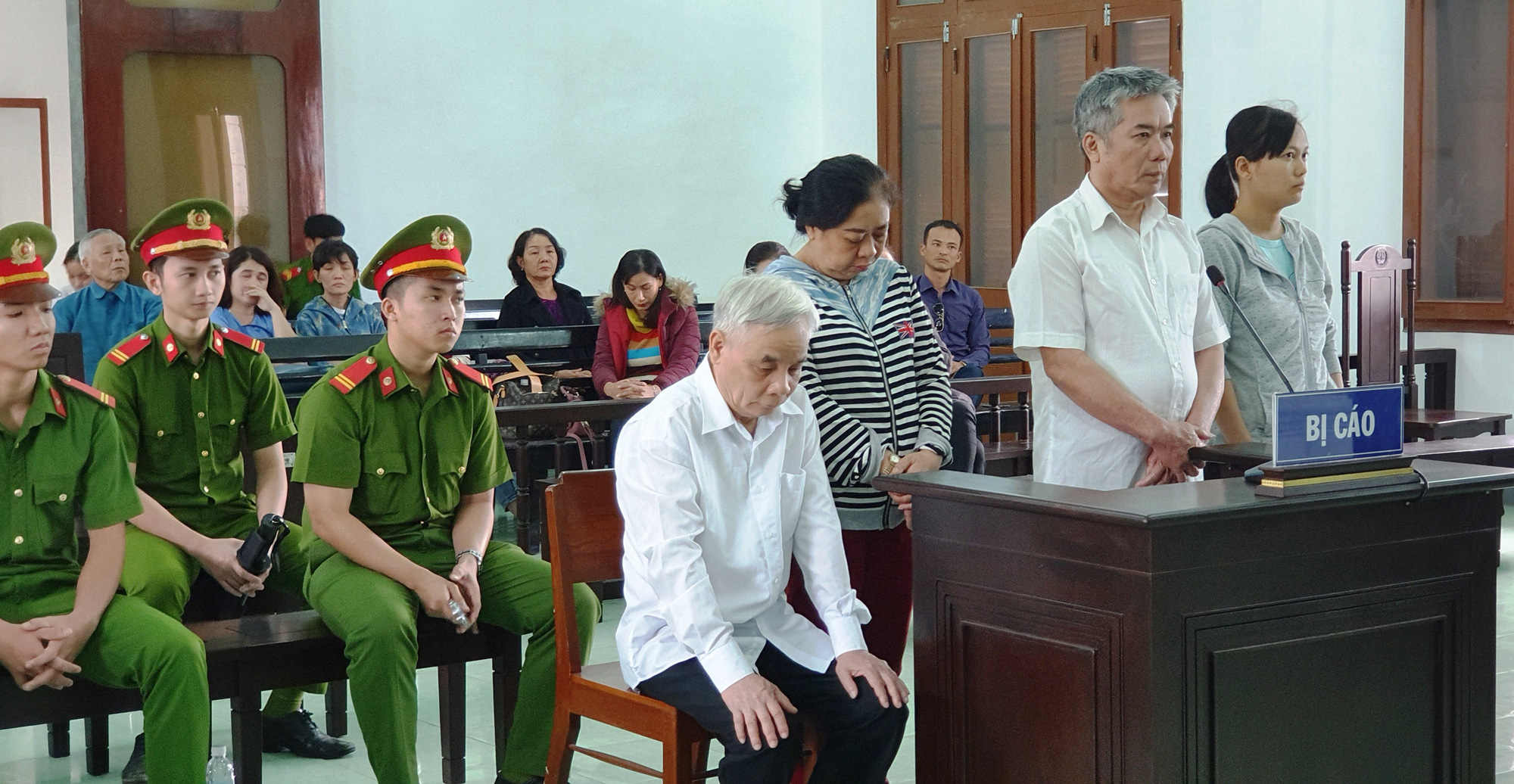 Cựu ch&aacute;nh &aacute;n Ph&uacute; Y&ecirc;n tham &ocirc; gục đầu nghe t&ograve;a tuy&ecirc;n phạt - Ảnh 1.