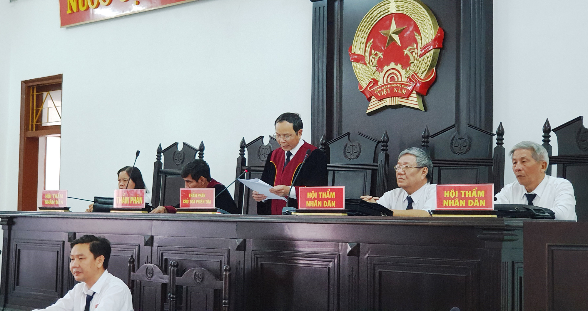 Cựu ch&aacute;nh &aacute;n Ph&uacute; Y&ecirc;n tham &ocirc; gục đầu nghe t&ograve;a tuy&ecirc;n phạt - Ảnh 3.