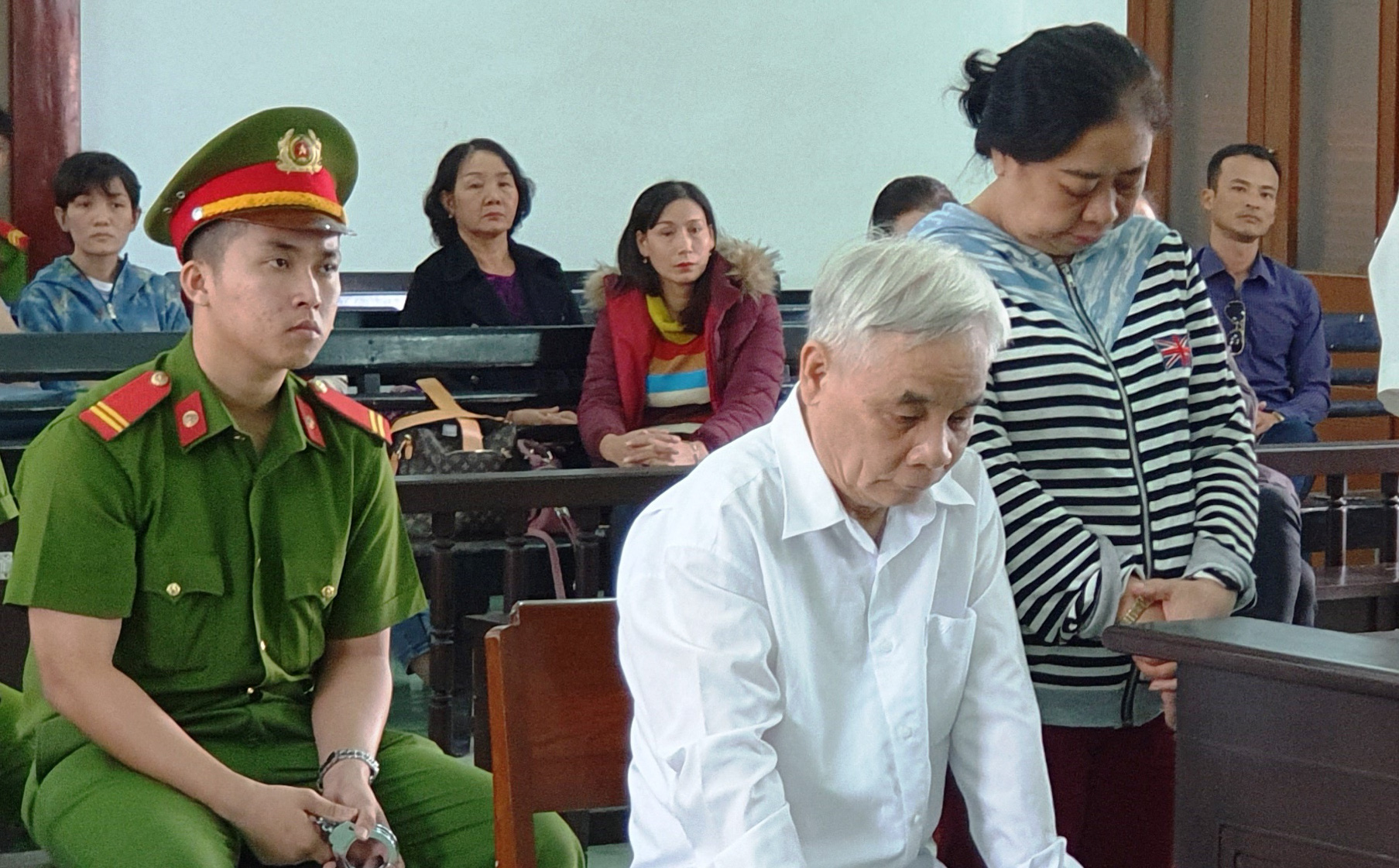 Cựu ch&aacute;nh &aacute;n Ph&uacute; Y&ecirc;n tham &ocirc; gục đầu nghe t&ograve;a tuy&ecirc;n phạt - Ảnh 2.