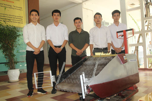 Sinh viên thiết kế máy gom rác đa năng