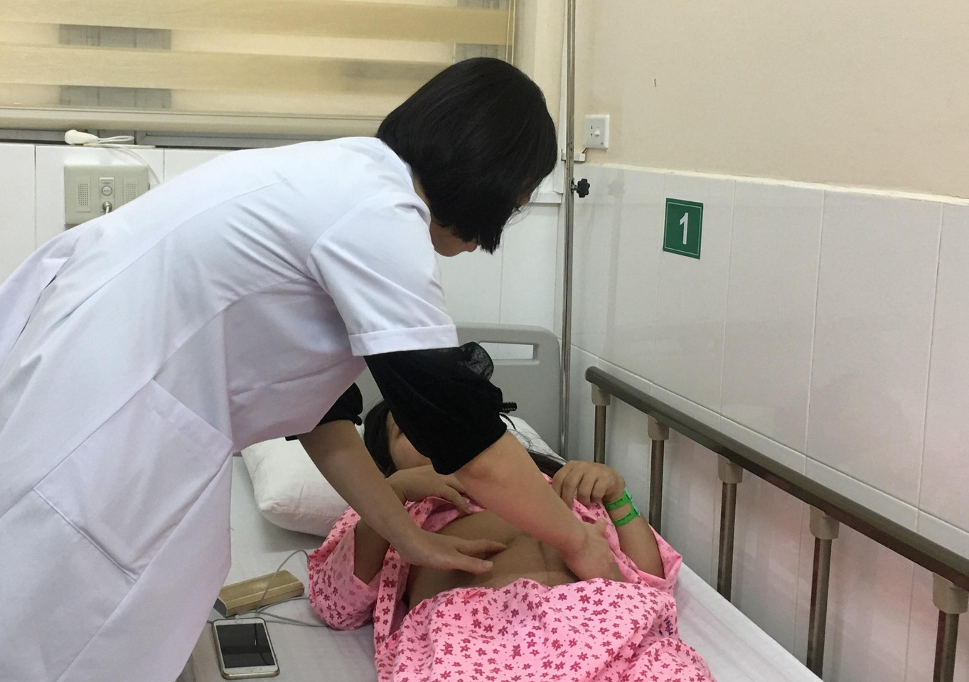 Cặp song sinh chào đời khoẻ mạnh sau khi được chữa bệnh ở tuần thai thứ 23 - Ảnh 2.