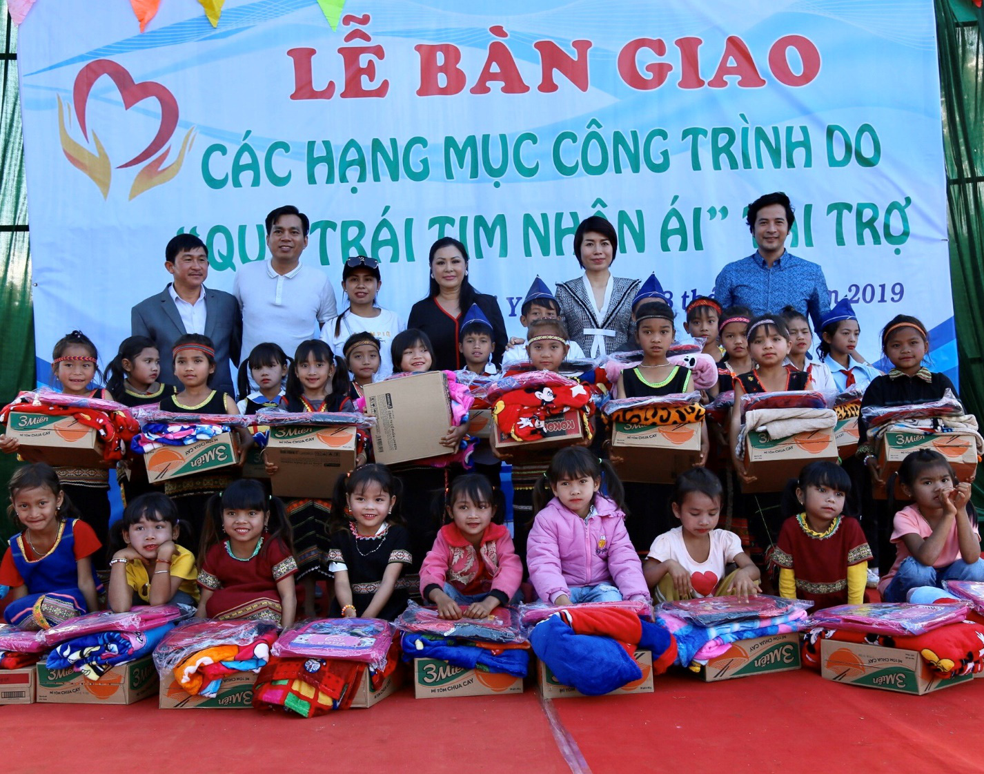 Quỹ Trái tim nhân ái về Gia Lai bàn giao công trình cho Trường Tiểu học Bong Hiot