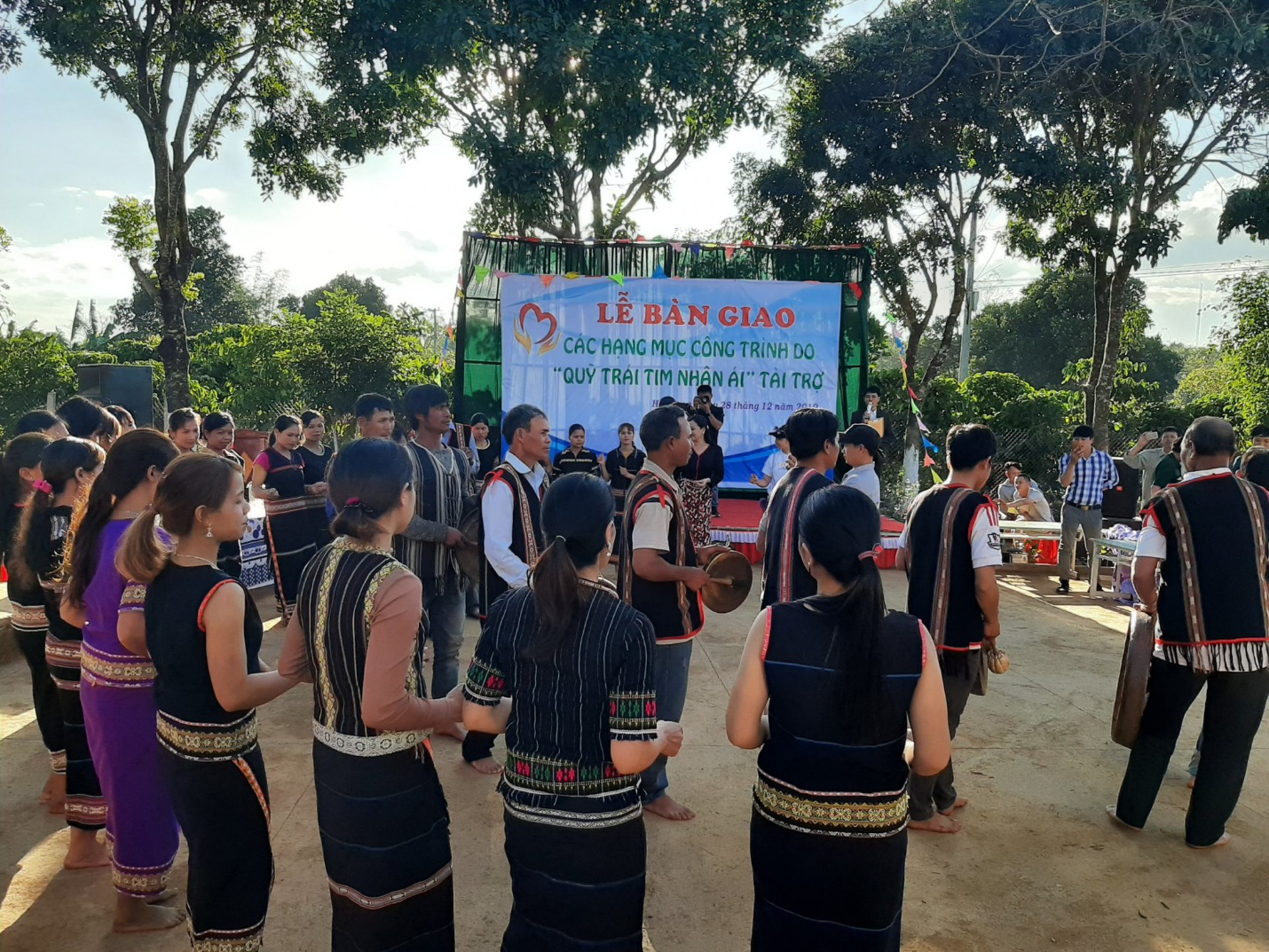 Quỹ Trái tim nhân ái về Gia Lai bàn giao công trình cho Trường Tiểu học Bong Hiot - Ảnh 2.