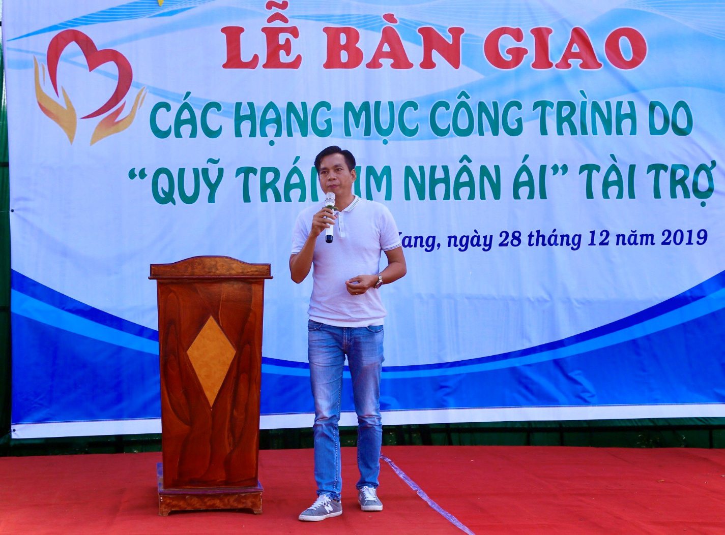 Quỹ Trái tim nhân ái về Gia Lai bàn giao công trình cho Trường Tiểu học Bong Hiot - Ảnh 4.