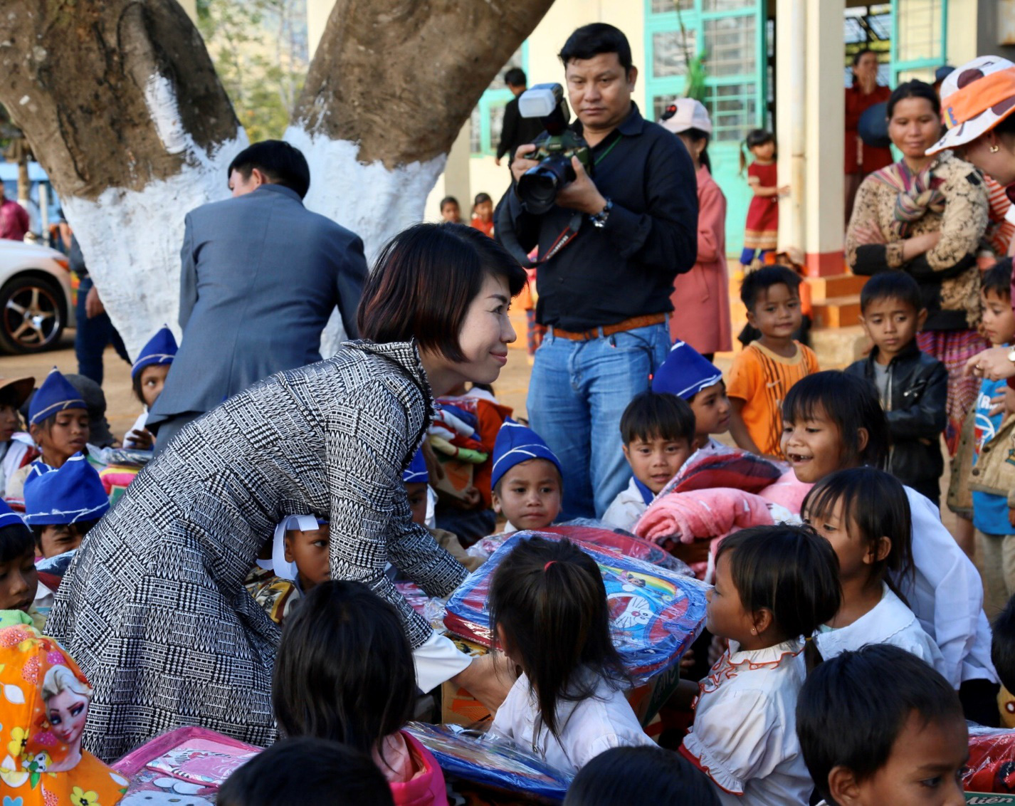 Quỹ Trái tim nhân ái về Gia Lai bàn giao công trình cho Trường Tiểu học Bong Hiot - Ảnh 5.