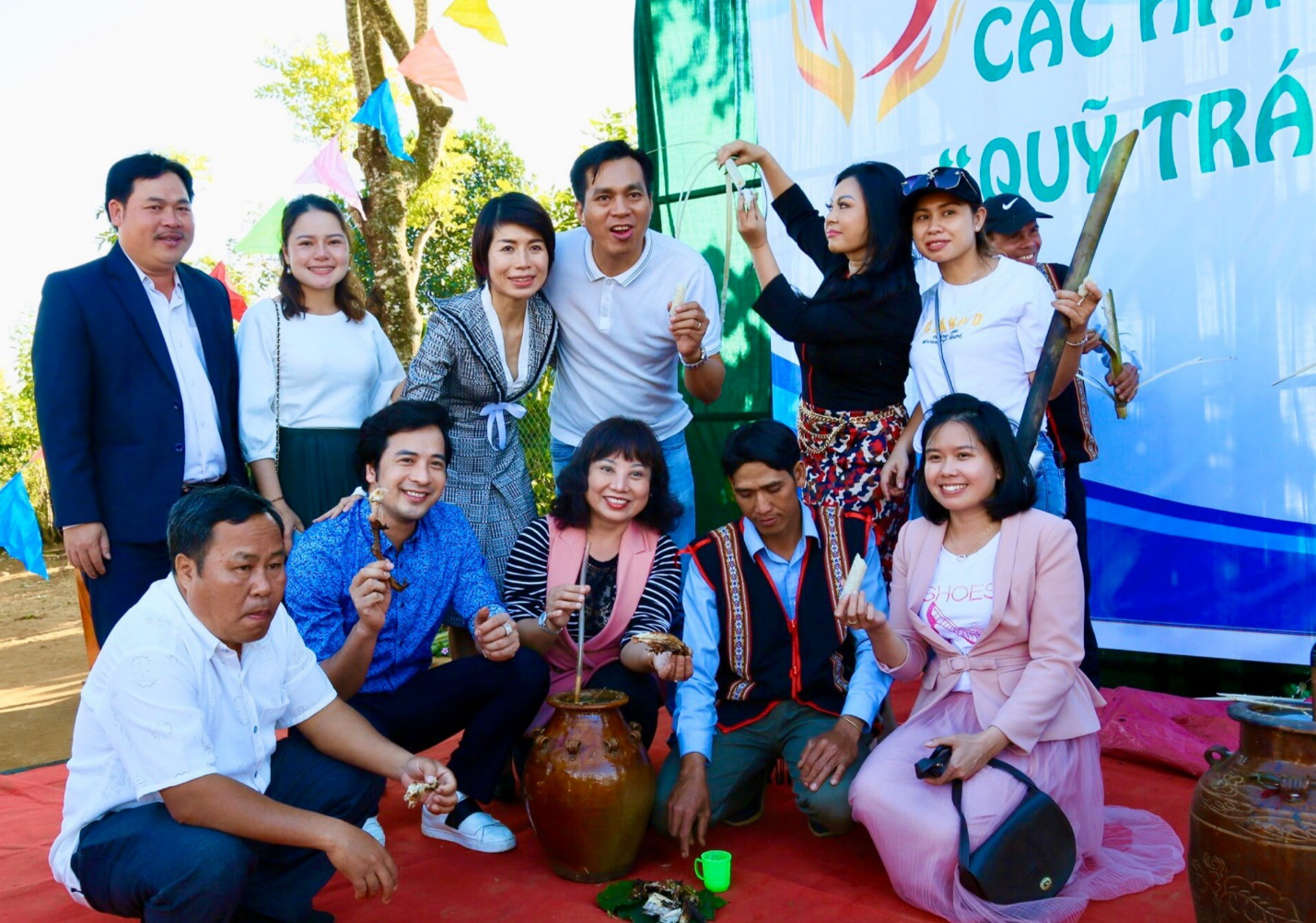 Quỹ Trái tim nhân ái về Gia Lai bàn giao công trình cho Trường Tiểu học Bong Hiot - Ảnh 7.