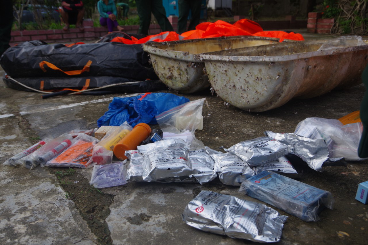 Phát hoảng khi chiếc phao bung ra từ vật lạ có chữ Trung Quốc dạt vào bờ biển