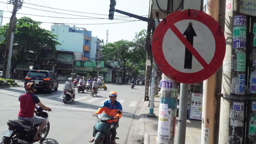 T&agrave;i xế d&iacute;nh ma trận biển b&aacute;o g&agrave;i bẫy, đ&aacute;nh đố khắp nơi - Ảnh 2.