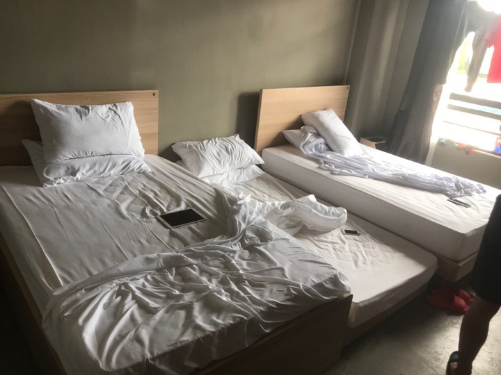 Làng vận động viên: VĐV vừa tắm vừa chống ngập