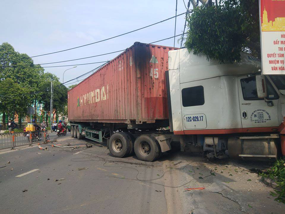 Kinh hoàng xe container "san phẳng" dải phân cách rồi lao vào cửa hàng ở TP HCM