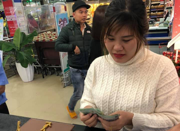 Anh bảo vệ siêu thị tốt bụng, trả lại chiếc ví có gần 30 triệu đồng
