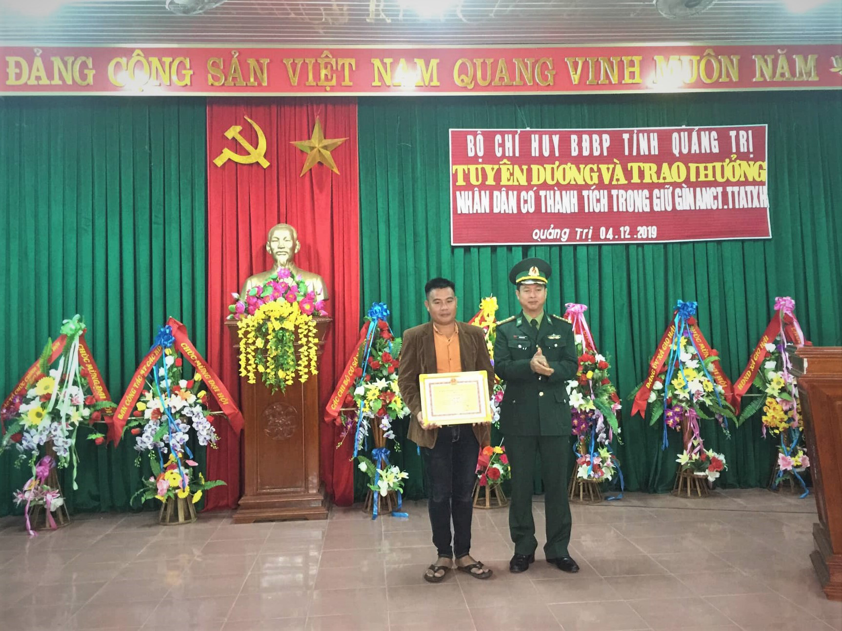 Thưởng n&oacute;ng thanh ni&ecirc;n ph&aacute;t hiện b&iacute; mật trong chiếc th&ugrave;ng nhựa dạt v&agrave;o bờ biển - Ảnh 1.